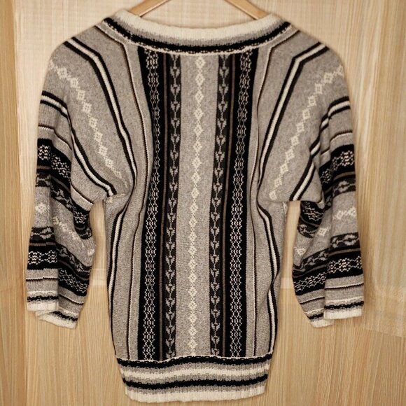 Old Navy Aztec Print Scoop Neck sweater - Picture 2 of 7